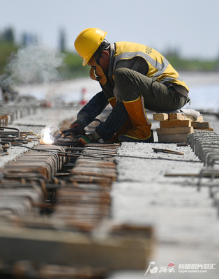 烏魯木齊繞城高速(西線)工程建設順利推進 力爭年內主線通車